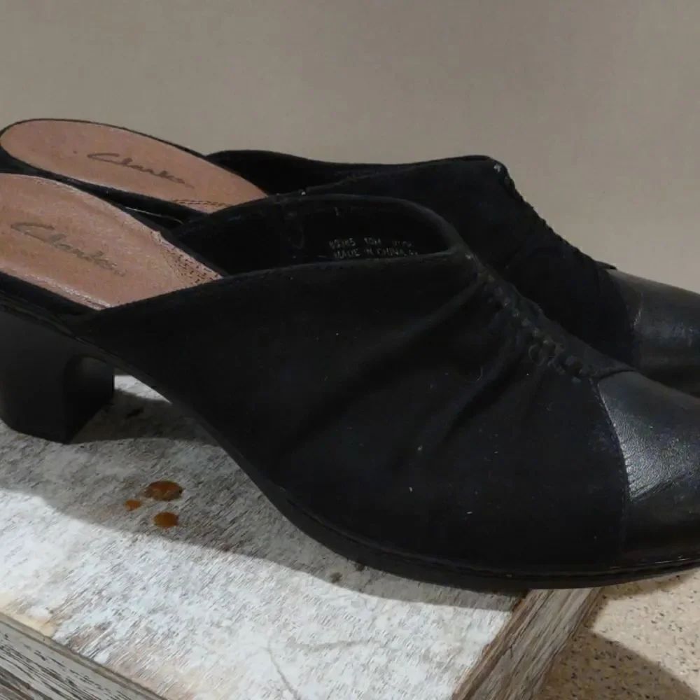 👍 Clarks Size 10 Black Leather Suede Mules. A12